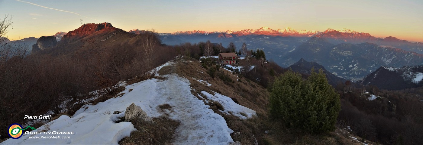 57 Dal Pizzo Cerro tramonto in Castel Regina a sx  e Orobie a dx.jpg